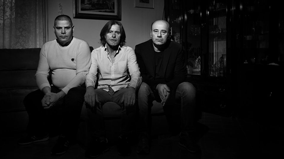 Ciro Imperante, Luigi Schiavo und Giuseppe La Rocca sitzen auf einem Sofa