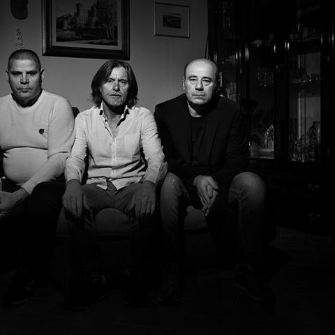 Ciro Imperante, Luigi Schiavo und Giuseppe La Rocca sitzen auf einem Sofa