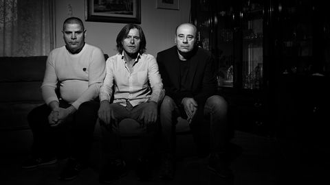 Ciro Imperante, Luigi Schiavo und Giuseppe La Rocca sitzen auf einem Sofa