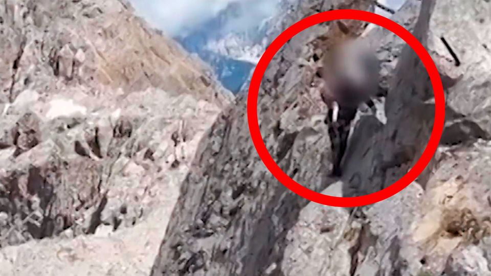 Diese Familie klettert ungesichert am Berg – mit Baby