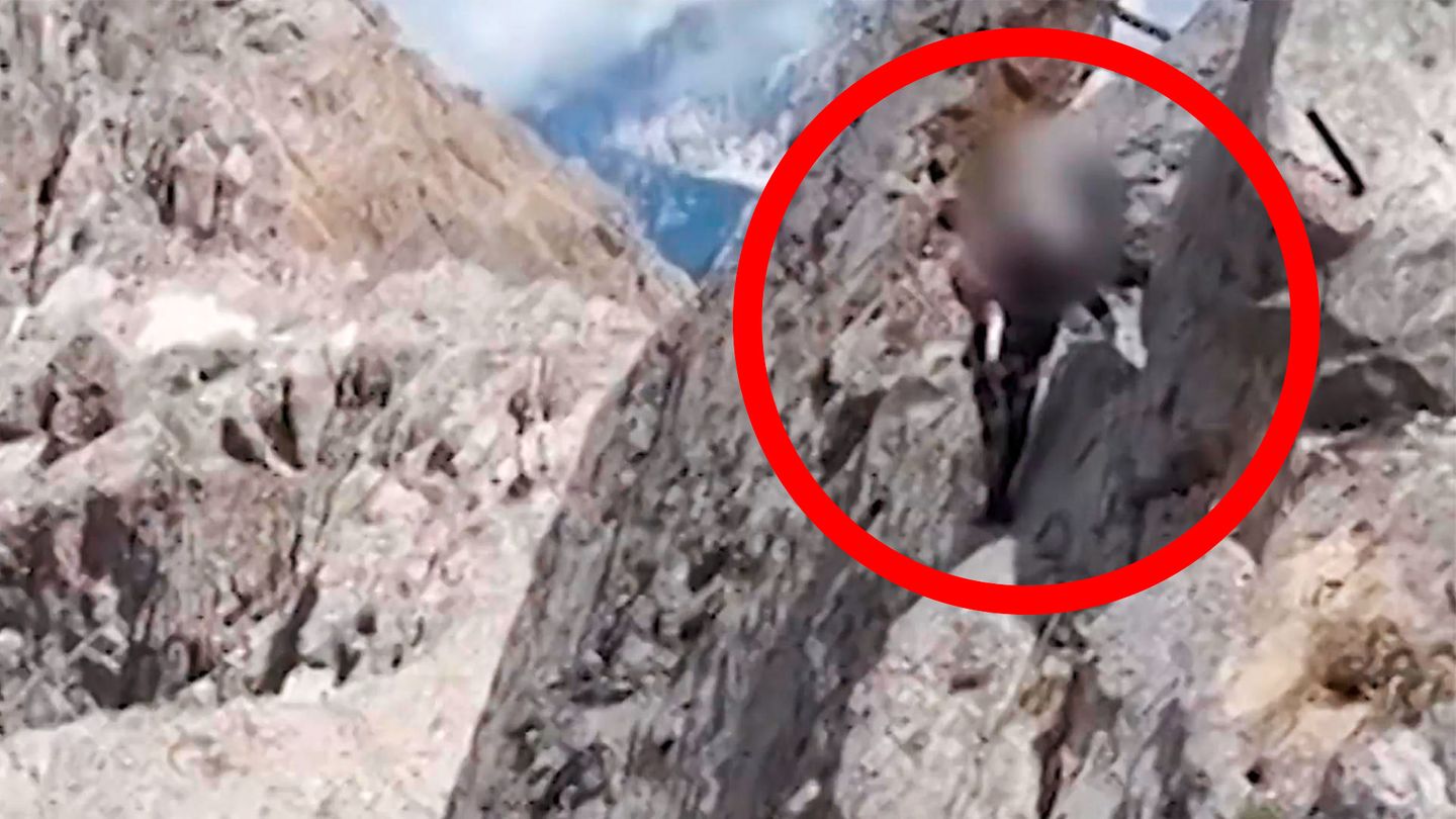 Lebensgefährliche Aktion: Familie klettert ungesichert am Berg – mit Baby