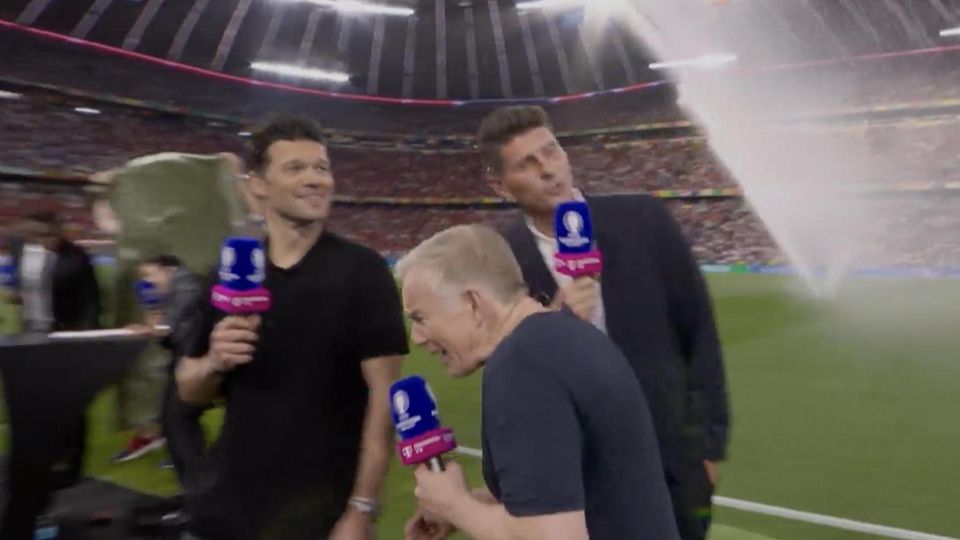 Nach EM Halbfinale: Kerner, Gómez und Ballack flüchten vor Rasensprenger-Attacke