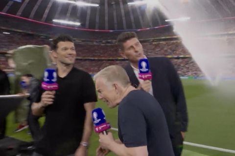 Nach EM Halbfinale: Kerner, Gómez und Ballack flüchten vor Rasensprenger-Attacke