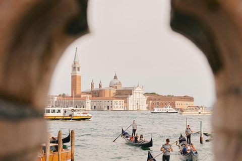 Venedig: Gondoliere paddeln mit Touristen im Rio di Palazzo
