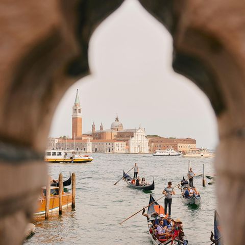Venedig: Gondoliere paddeln mit Touristen im Rio di Palazzo
