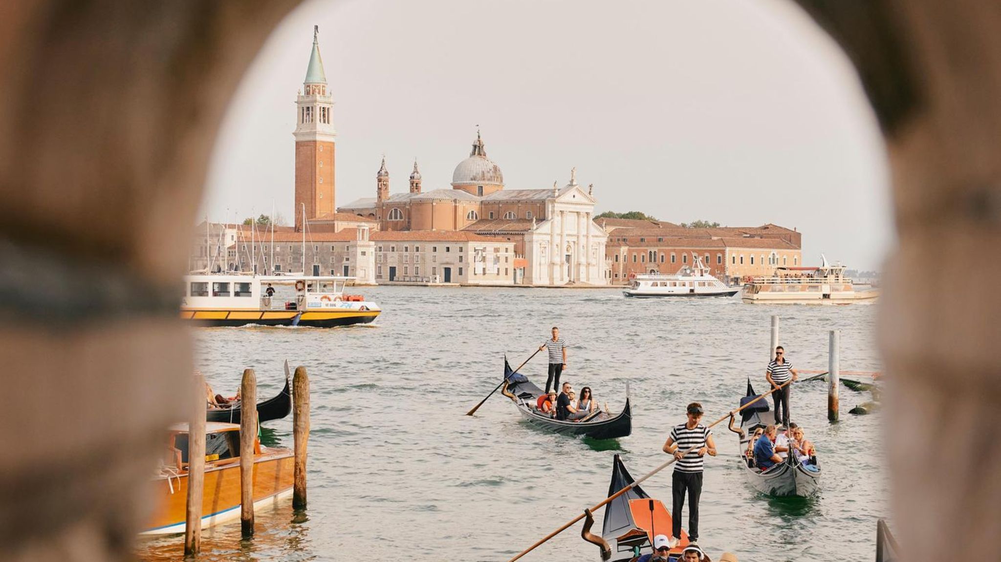 Venedig: Gondoliere paddeln mit Touristen im Rio di Palazzo