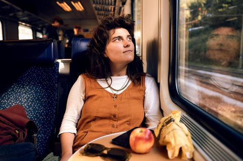 Portrait von der australischen Backpackerin Jennifer Balcomb Während einer Zugreise nach Bologna