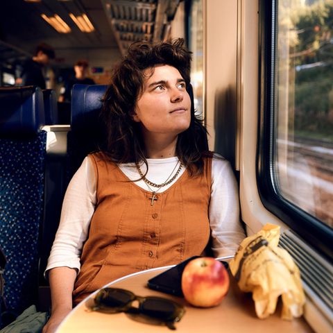 Portrait von der australischen Backpackerin Jennifer Balcomb Während einer Zugreise nach Bologna