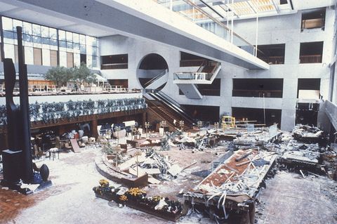 Die Lobby des Hyatt Regency in Kansas City nach dem Unglück: Überall liegen Trümmer aus Glas, Beton und Stahl.