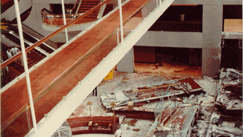 Trümmer der beiden eingestürzten Quergänge liegen auf dem Boden der Hotellobby. 