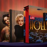 Die beiden Bände von "LIFE. Hollywood" stecken in einem dekorativen Schuber. Abgebildet ist dort die Fotografie eines Autokino, in dem der Monumentalfilm "Die zehn Gebote" gezeigt wird.