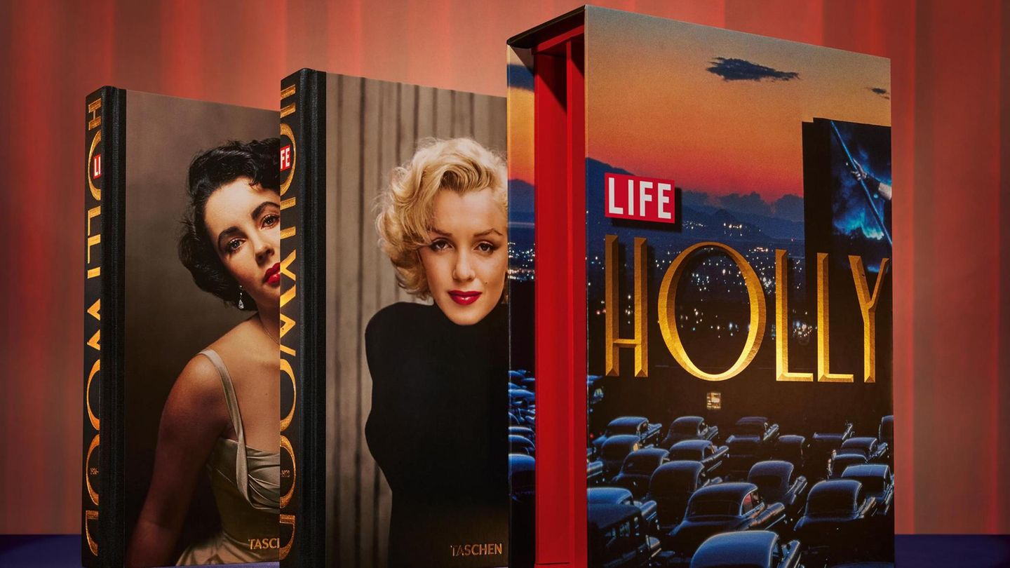 Die beiden Bände von "LIFE. Hollywood" stecken in einem dekorativen Schuber. Abgebildet ist dort die Fotografie eines Autokino, in dem der Monumentalfilm "Die zehn Gebote" gezeigt wird.