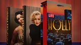 Die beiden Bände von "LIFE. Hollywood" stecken in einem dekorativen Schuber. Abgebildet ist dort die Fotografie eines Autokino, in dem der Monumentalfilm "Die zehn Gebote" gezeigt wird.