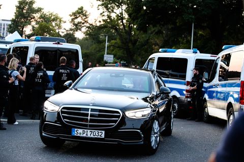 Wenn der Bundeskanzler angebraust kommt, dann im schicken Wagen und mit viel Begleitung