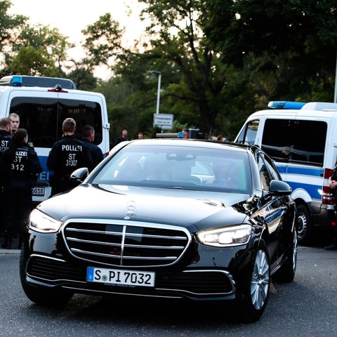 Wenn der Bundeskanzler angebraust kommt, dann im schicken Wagen und mit viel Begleitung