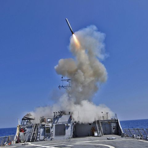 Der Lenkwaffenzerstörer USS Barry (DDG-52) startet einen Tomahawk-Marschflugkörper aus dem Mittelmeer