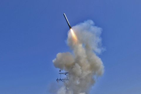 Der Lenkwaffenzerstörer USS Barry (DDG-52) startet einen Tomahawk-Marschflugkörper aus dem Mittelmeer