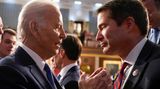 "Präsident Biden hat unserem Land einen enormen Dienst erwiesen, aber jetzt ist es an der Zeit, dass er in die Fußstapfen eines unserer Gründungsväter, George Washington, tritt und neuen Führungspersönlichkeiten die Möglichkeit gibt, sich zu erheben und gegen Donald Trump anzutreten", sagt der Abgeordnete aus Massachusetts