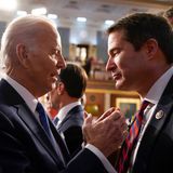 "Präsident Biden hat unserem Land einen enormen Dienst erwiesen, aber jetzt ist es an der Zeit, dass er in die Fußstapfen eines unserer Gründungsväter, George Washington, tritt und neuen Führungspersönlichkeiten die Möglichkeit gibt, sich zu erheben und gegen Donald Trump anzutreten", sagt der Abgeordnete aus Massachusetts