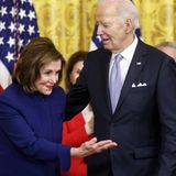 Die frühere Sprecherin des US-Repräsentantenhaus stellt sich zwar nicht gegen Joe Biden, aber eben auch nicht hinter ihn: "Es liegt am Präsidenten zu entscheiden, ob er kandidiert. Wir alle ermutigen ihn, diese Entscheidung zu treffen, denn die Zeit wird knapp", sagte sie im Sender MSNBC