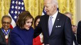 Die frühere Sprecherin des US-Repräsentantenhaus stellt sich zwar nicht gegen Joe Biden, aber eben auch nicht hinter ihn: "Es liegt am Präsidenten zu entscheiden, ob er kandidiert. Wir alle ermutigen ihn, diese Entscheidung zu treffen, denn die Zeit wird knapp", sagte sie im Sender MSNBC