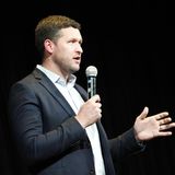 Der New Yorker Abgeordnete appelliert an den 81-Jährigen: "Für das Wohl des Landes, und das meiner zwei Kinder, bitte ich Joe Biden darum, beiseite zu treten, und sein Versprechen zu erfüllen, eine Brücke für eine jüngere Generation von Anführern zu sein"