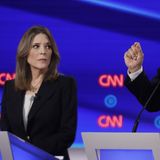 Die Autorin und Aktivistin war in diesem Jahr selbst als Präsidentschaftskandidatin für Demokraten angetreten, nun fordert sie, dass Biden "den Weg für einen anderen Kandidaten frei machen" soll   