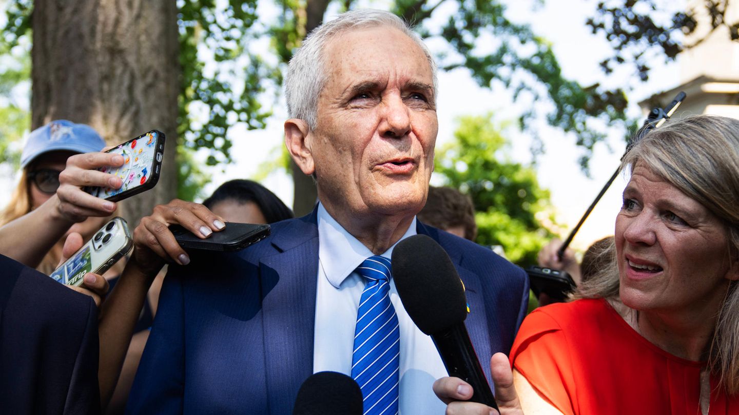 Der Texaner forderte mehrfach, dass Joe Biden von seiner Kandidatur Abstand nehmen solle: "Die Notwendigkeit seines Rücktritts ist nun noch drängender als am Dienstag, als ich ihn zum ersten Mal dazu aufgefordert habe", so der Abgeordnete