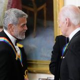 "Ich liebe Joe Biden, ich betrachte ihn als Freund. Aber den einen Kampf, den er nicht gewinnen kann, ist der gegen die Zeit", schreibt der Hollywood-Star in der "New York Times". Clooney sammelt seit langer Zeit Spenden für die demokratische Partei