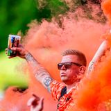 Nachdem die Party der niederländischen und englischen Fußball-Fans in der Dortmunder Innenstadt lange Zeit weitgehend friedlich verlaufen war, ist es etwa zwei Stunden vor dem EM-Halbfinale zu einer Auseinandersetzung in einem Restaurant gekommen. Zwei Personengruppen aus beiden Lagern seien aufeinander losgegangen, bestätigte ein Sprecher der Polizei der Deutschen Presse-Agentur.   Beamte seien vor Ort, um Maßnahmen zu treffen. Es seien Gegenstände geflogen, sagte der Sprecher. Zudem sollen Personen verletzt worden sein.   Rund 100.000 niederländische Anhänger zogen am Mittwoch vor der Partie (21.00 Uhr/ARD und Magenta TV) singend und hüpfend durch die Innenstadt in Richtung Stadion und Public Viewing im Westfalenpark. Das sei laut Polizeiangaben der bislang größte Fanmarsch, den die Stadt je erlebt hat. Auch 25.000 englische Fans seien unterwegs.