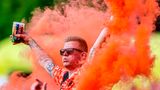 Nachdem die Party der niederländischen und englischen Fußball-Fans in der Dortmunder Innenstadt lange Zeit weitgehend friedlich verlaufen war, ist es etwa zwei Stunden vor dem EM-Halbfinale zu einer Auseinandersetzung in einem Restaurant gekommen. Zwei Personengruppen aus beiden Lagern seien aufeinander losgegangen, bestätigte ein Sprecher der Polizei der Deutschen Presse-Agentur.   Beamte seien vor Ort, um Maßnahmen zu treffen. Es seien Gegenstände geflogen, sagte der Sprecher. Zudem sollen Personen verletzt worden sein.   Rund 100.000 niederländische Anhänger zogen am Mittwoch vor der Partie (21.00 Uhr/ARD und Magenta TV) singend und hüpfend durch die Innenstadt in Richtung Stadion und Public Viewing im Westfalenpark. Das sei laut Polizeiangaben der bislang größte Fanmarsch, den die Stadt je erlebt hat. Auch 25.000 englische Fans seien unterwegs.
