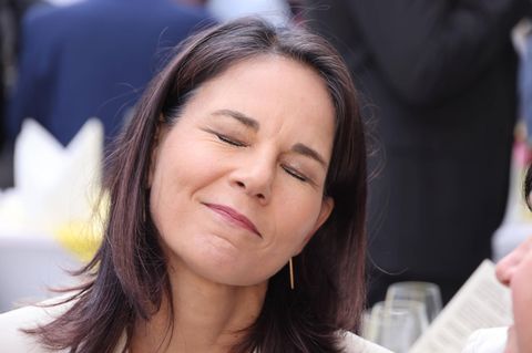 Außenministerin Annalena Baerbock, Grüne, lächelt mit geschlossenen Augen