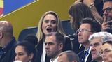 Adele sitzt im Stadion in Dortmund und feuert England an