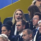 Adele sitzt im Stadion in Dortmund und feuert England an