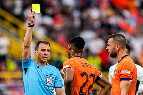 Schiedsrichter Felix Zwayer zeigt Denzel Dumfries im EM-Hlabfinale Gelb