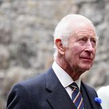 Der britische König Charles III. hat der englischen Fußball-Nationalmannschaft zum Einzug ins EM-Finale gratuliert – verbunden mit einer kleinen Bitte. "Wenn ich euch ermutigen dürfte, den Sieg zu sichern, bevor Wundertore in letzter Minute oder ein weiteres Elfmeterdrama nötig würden", schrieb der König einer Mitteilung des Palastes zufolge. Dann würde "die Belastung für den kollektiven Puls und Blutdruck der Nation erheblich gemildert".  England hatte dank des Tores von Ollie Watkins in der Nachspielzeit mit 2:1 gegen die Niederlande gewonnen. Im Viertelfinale gegen die Schweiz war das Elfmeterschießen zum Sieg nötig, im Achtelfinale gegen die Slowakei hatte England das Spiel in der Nachspielzeit ausgeglichen und in der Verlängerung gewonnen.   Endspielgegner am kommenden Sonntag (21.00 Uhr/ARD und MagentaTV) in Berlin ist Spanien. Die königliche Familie übermittle "die besten Wünsche" für die Partie im Olympiastadion, schrieb der König. England wartet seit dem Sieg im WM-Finale 1966 auf einen großen Fußball-Titel.