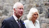 Der britische König Charles III. hat der englischen Fußball-Nationalmannschaft zum Einzug ins EM-Finale gratuliert – verbunden mit einer kleinen Bitte. "Wenn ich euch ermutigen dürfte, den Sieg zu sichern, bevor Wundertore in letzter Minute oder ein weiteres Elfmeterdrama nötig würden", schrieb der König einer Mitteilung des Palastes zufolge. Dann würde "die Belastung für den kollektiven Puls und Blutdruck der Nation erheblich gemildert".  England hatte dank des Tores von Ollie Watkins in der Nachspielzeit mit 2:1 gegen die Niederlande gewonnen. Im Viertelfinale gegen die Schweiz war das Elfmeterschießen zum Sieg nötig, im Achtelfinale gegen die Slowakei hatte England das Spiel in der Nachspielzeit ausgeglichen und in der Verlängerung gewonnen.   Endspielgegner am kommenden Sonntag (21.00 Uhr/ARD und MagentaTV) in Berlin ist Spanien. Die königliche Familie übermittle "die besten Wünsche" für die Partie im Olympiastadion, schrieb der König. England wartet seit dem Sieg im WM-Finale 1966 auf einen großen Fußball-Titel.