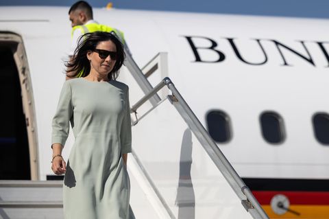 Annalena Baerbock steigt aus einem Flugzeug der Bundesregierung