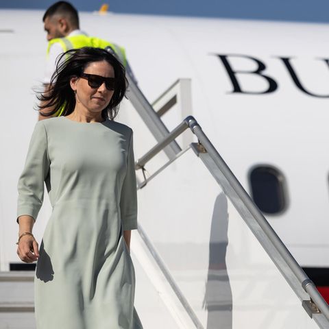 Annalena Baerbock steigt aus einem Flugzeug der Bundesregierung