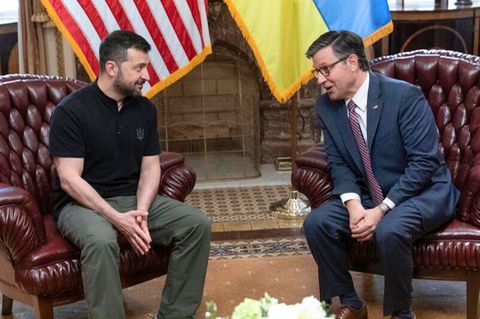 Wolodymyr Selenskyj und Mike Johnson im Kapitol