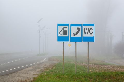 Hinweisschilder für Toilette, Tankstelle und Telefon