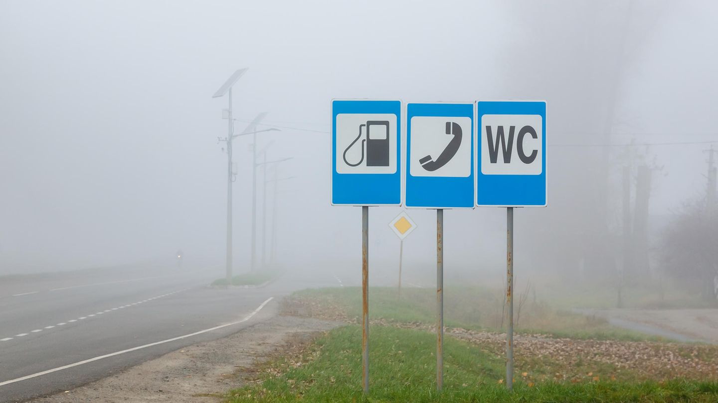 Hinweisschilder für Toilette, Tankstelle und Telefon