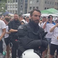 Der Southgate-Doppelgänger erträgt die Huldigung stoisch