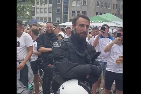 Der Southgate-Doppelgänger erträgt die Huldigung stoisch