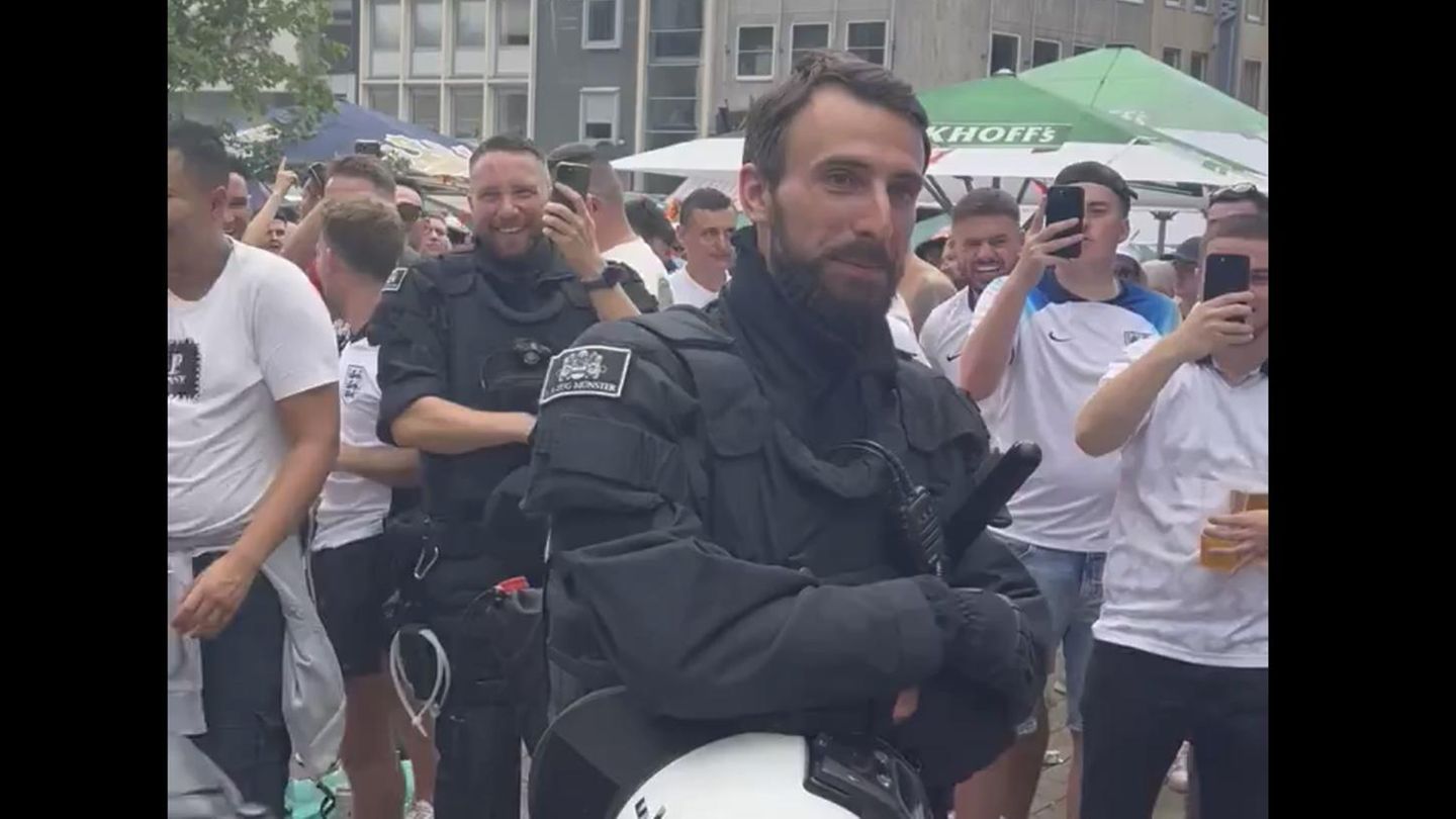 EM 2024: England-Fans feiern einen deutschen Doppelgänger-Polizisten