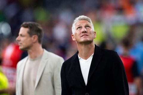 Alexander Bommes (l.) und Bastian Schweinsteiger beim EM-Halbfinale Niederlande gegen England