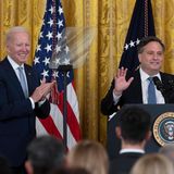 Biden applaudiert Ron Klain bei dessen Verabschiedung als Stabschef