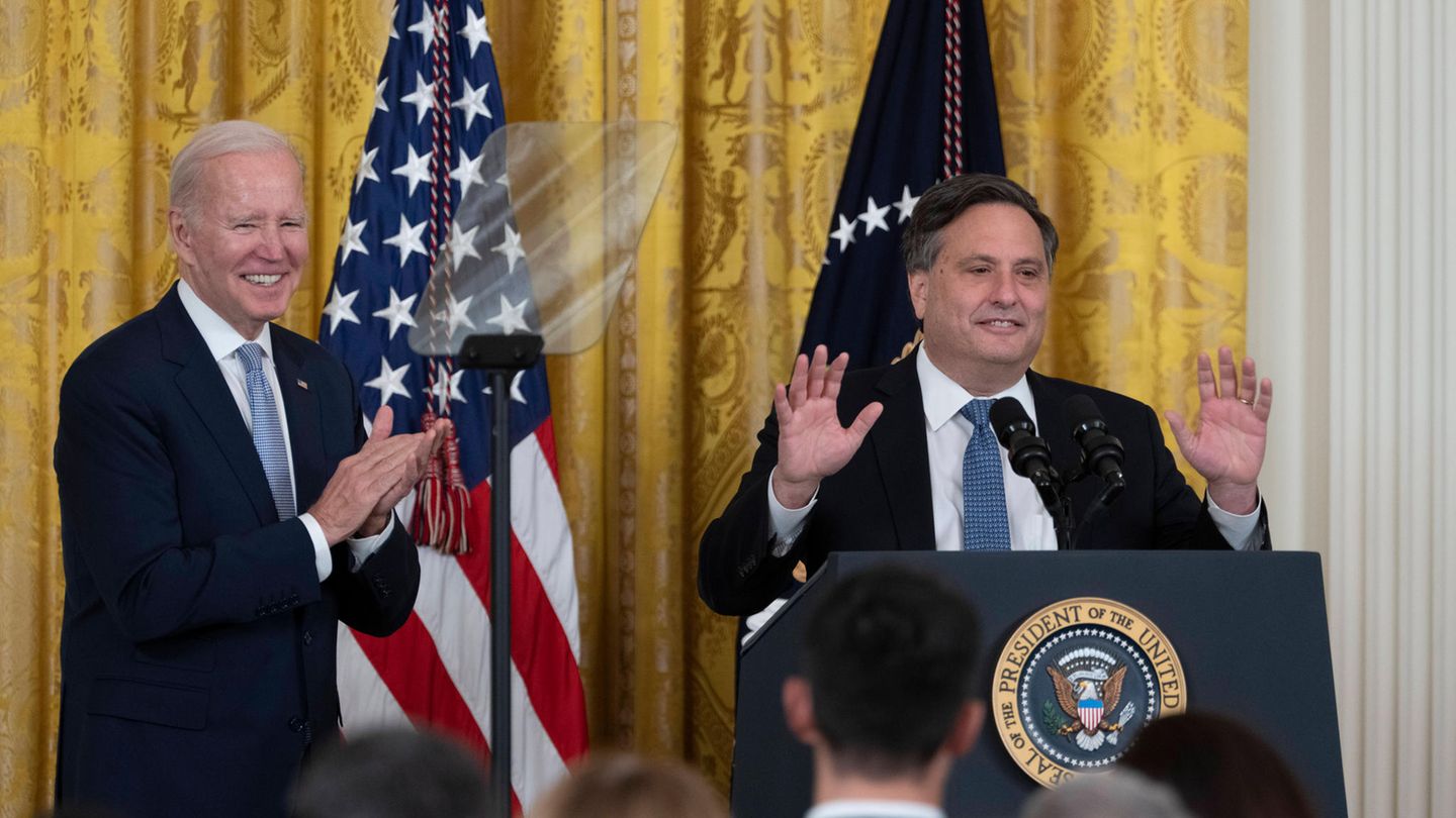 Ron Klain – die Schattenhand Biden applaudiert Ron Klain bei dessen Verabschiedung als Stabschef