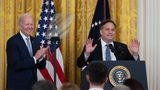 Biden applaudiert Ron Klain bei dessen Verabschiedung als Stabschef