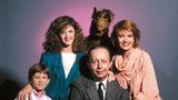 So kannten ihn Millionen Zuschauer und Zuschauerinnen weltweit: Benji Gregory spielte in der beliebten Sitcom "Alf" den ersten Sohn der Familie Tanner, Brian. Wie nun bekannt wurde, starb Gregory bereits im Juni im Alter von nur 46 Jahren. Sein Tod löst Trauer unter den "Alf"-Fans aus. Von 1986 bis 1990 lief die Serie mit über 100 Folgen in vier Staffeln, in Deutschland war sie ab 1988 im TV zu sehen. Für viele bedeutet die Show ein Stück Kindheit. Gregory selbst...